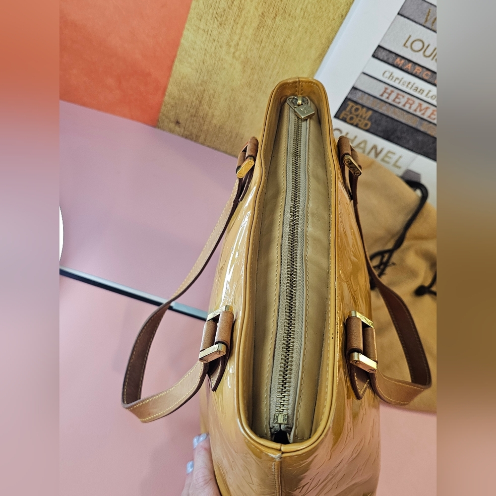 👜Louis Vuitton Vernis Houston Logo Embossed Tote Bag 🏵 - Picture 8 of 17